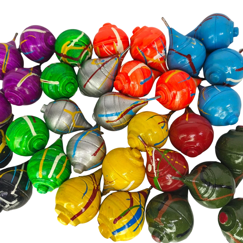 Clásico trompo de madera pintado con esmalte.